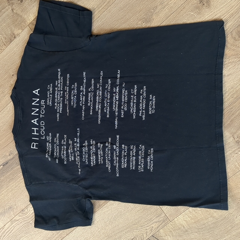 Rihanna loud tour shirt women's size Large - Picture 3 of 9